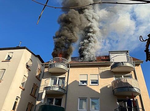 Dichter Qualm steigt aus der brennenden Etage im Gebäude in der Heilbronner Silcherstraße. Dichter Qualm steigt aus der brennenden Etage im Gebäude in der Heilbronner Silcherstraße.