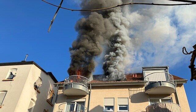 Dichter Qualm steigt aus der brennenden Etage im Geb&auml;ude in der Heilbronner Silcherstra&szlig;e.