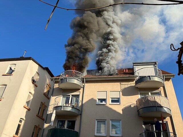 Dichter Qualm steigt aus der brennenden Etage im Gebäude in der Heilbronner Silcherstraße. Dichter Qualm steigt aus der brennenden Etage im Gebäude in der Heilbronner Silcherstraße.