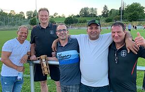 Der Beginn eines langen Abends: Jörg Lehmann, Jörg Holzwarth, Chocho Nieto, Hayati Ilceli und Juan García Moreno (von links nach rechts) feiern in Leingarten den Aufstieg des GSV Eibensbach in die Kreisliga A3. Der Beginn eines langen Abends: Jörg Lehmann, Jörg Holzwarth, Chocho Nieto, Hayati Ilceli und Juan García Moreno (von links nach rechts) feiern in Leingarten den Aufstieg des GSV Eibensbach in die Kreisliga A3.