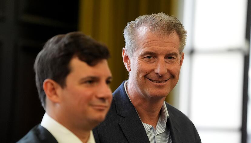 Philip von der Meden (links), Anwalt von Christina Blocks Ex-Mann Stephan Hensel (rechts), thematisiert im Prozess um die Entf&uuml;hrung der Kinder den Sorgerechtsstreit. (Archivbild)