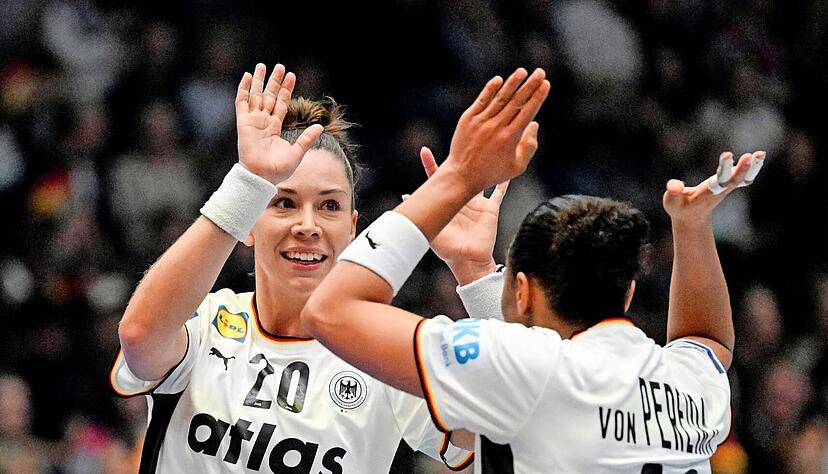 Emily Vogel (links) und Aimée von Pereira erfüllten am Mittwochabend ihre Pflichtaufgabe gegen Island und feierten mit der deutschen Handball-Nationalmannschaft in Stuttgart einen gelungener Start ins WM-Turnier. Emily Vogel (links) und Aimée von Pereira erfüllten am Mittwochabend ihre Pflichtaufgabe gegen Island und feierten mit der deutschen Handball-Nationalmannschaft in Stuttgart einen gelungener Start ins WM-Turnier.