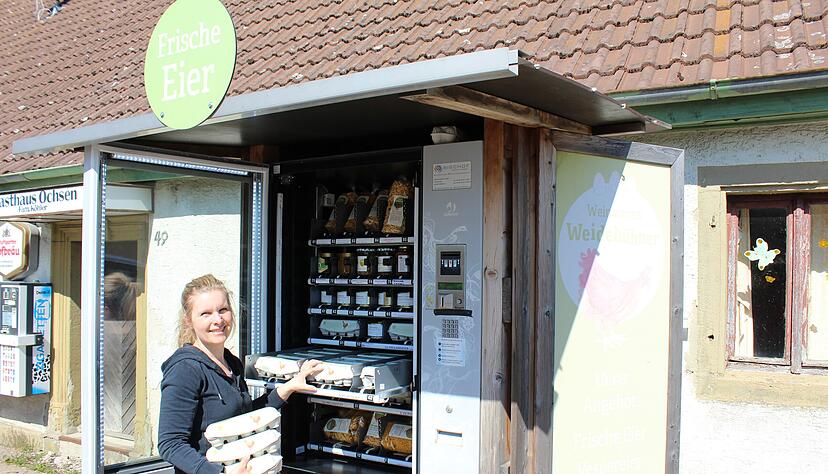 Frische Eier rund um die Uhr: Esther Weinmann muss ihre F&auml;cher am Lebensmittelautomaten in diesen Tagen oft f&uuml;llen.
Foto: Stefanie Jani