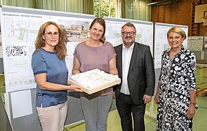 Jeannette Sautter von der Schulleitung (von links), Elternbeirätin Gina Nagel und die Bürgermeister Andreas Ringle und Agnes Christner mit dem Siegerentwurf.
Foto: Veigel Jeannette Sautter von der Schulleitung (von links), Elternbeirätin Gina Nagel und die Bürgermeister Andreas Ringle und Agnes Christner mit dem Siegerentwurf.
Foto: Veigel