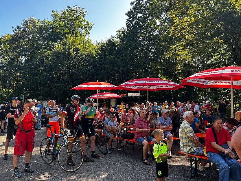 Auch am Jägerhaus wurde für das Wohlergehen der Fans gesorgt. Auch am Jägerhaus wurde für das Wohlergehen der Fans gesorgt.
