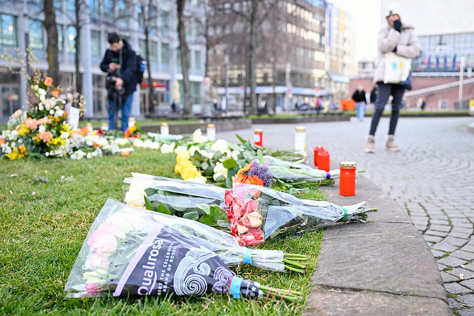 Am Tag nach der Todesfahrt in Mannheim stehen die Bürger unter Schock. Passanten legen Kerzen und Blumen auf dem Paradeplatz ab. Am Rosenmontag war ein Auto in eine Menschenmenge gefahren. Zwei Menschen starben, weitere wurden verletzt. Am Tag nach der Todesfahrt in Mannheim stehen die Bürger unter Schock. Passanten legen Kerzen und Blumen auf dem Paradeplatz ab. Am Rosenmontag war ein Auto in eine Menschenmenge gefahren. Zwei Menschen starben, weitere wurden verletzt.