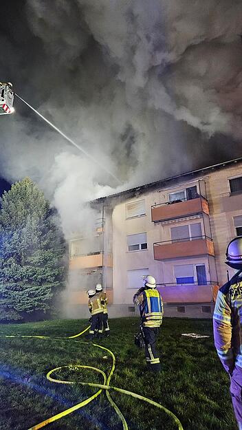 Insgesamt rund 30 Bewohner können gerettet werden . Insgesamt rund 30 Bewohner können gerettet werden .