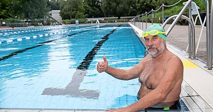 Bernd Knobloch zeigt, was er vom ersten Baden h&auml;lt. Fast ungest&ouml;rt konnte er seine Bahnen ziehen.