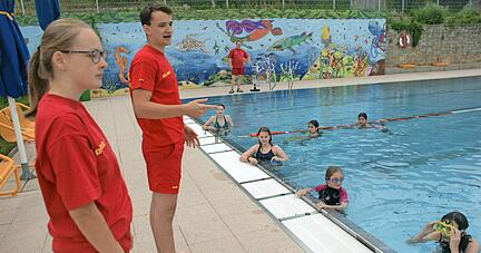 Die DLRG-Gruppe aus Gundelsheim ist auf der Suche nach freiwilligen Helfern, unter anderem für die Anfängerschwimmausbildung.
Foto: Archiv/ Zuber Die DLRG-Gruppe aus Gundelsheim ist auf der Suche nach freiwilligen Helfern, unter anderem für die Anfängerschwimmausbildung.
Foto: Archiv/ Zuber