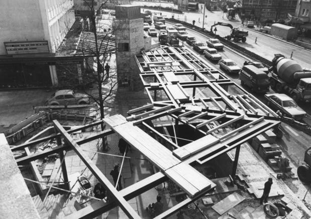 1980: Riesenmonstrum aus Stahl an der Allee vor der Hauptpost.
Fußgänger, die hier auf den Stadtbus warten oder über die Rolltreppe aus der neuen Post-Passage kommen, wird ein stabiles Dach schützen. 1980: Riesenmonstrum aus Stahl an der Allee vor der Hauptpost.
Fußgänger, die hier auf den Stadtbus warten oder über die Rolltreppe aus der neuen Post-Passage kommen, wird ein stabiles Dach schützen.