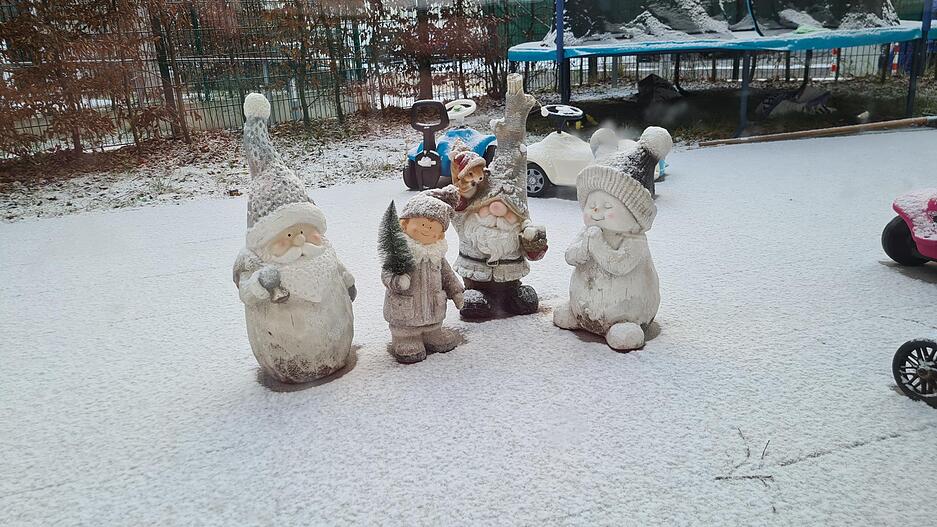 Bis zum Morgen blieb hier der Schnee liegen. Bis zum Morgen blieb hier der Schnee liegen.