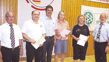 Freude &uuml;ber die Ehrennadeln: Bernd Rothmeier (2. von links), Roswitha Eichner und Brigitte S&uuml;tterlin.Fotos: Eric Schmidt
