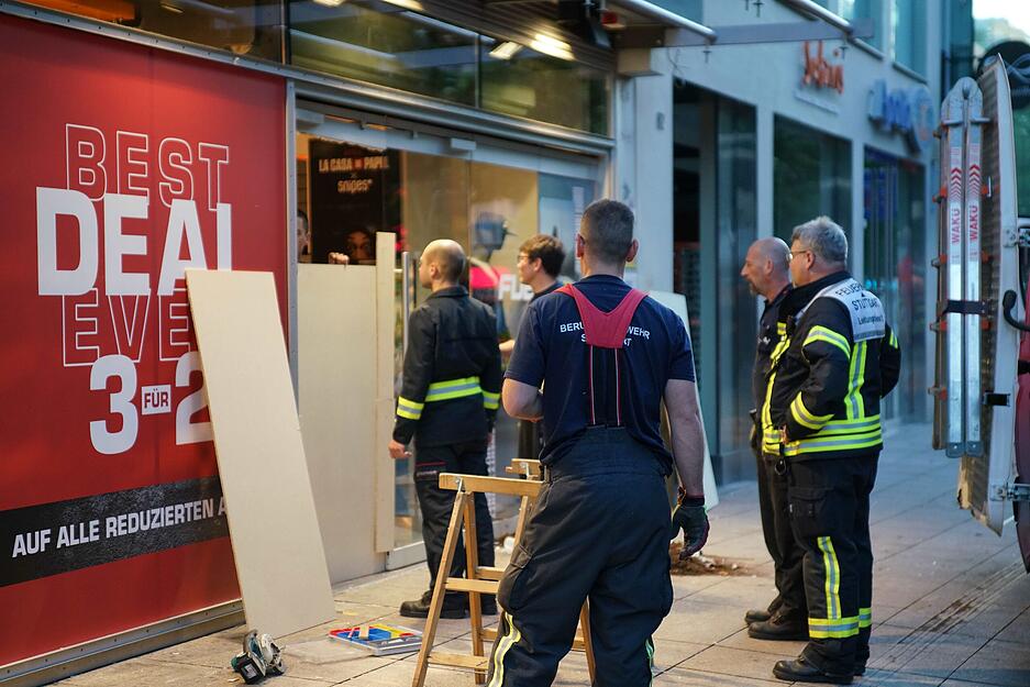 Die Feuerwehr hilft nach den schweren Ausschreitungen in der Nacht zum Sonntag beim Aufr&auml;umen und Absichern der besch&auml;digten Gesch&auml;fte.
