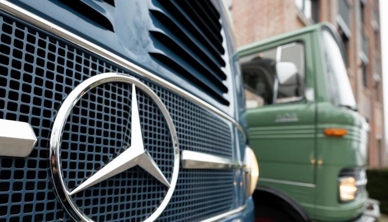 Zwei Mercedes-Benz LKW-Oldtimer stehen in Fellbach vor dem Archiv des Fahrzeugherstellers Daimler.