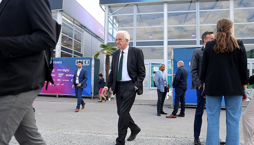 Baden-Württembergs Ministerpräsident Winfried Kretschmann besucht die Tech in Heilbronn.