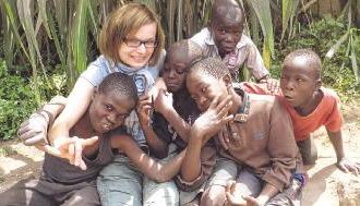 Carina Schneider mit ihren Sch&uuml;tzlingen. Ihr Lachen ist f&uuml;r die junge Frau aus Amrichshausen der sch&ouml;nste Lohn f&uuml;r den Einsatz. Sie ist f&uuml;r die Kinder Erzieherin und Krankenpflegerin in einer Person.Fotos: privat/dpa