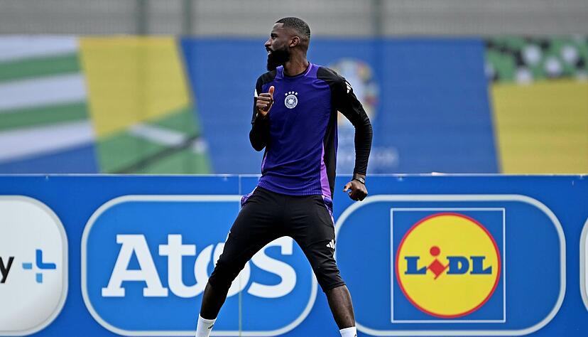 Trainingsfit, aber auch bereit für die Startelf gegen Dänemark? Antonio Rüdiger stand nach seiner Muskelzerrung am Freitagvormittag wieder auf dem Platz.
Foto: dpa Trainingsfit, aber auch bereit für die Startelf gegen Dänemark? Antonio Rüdiger stand nach seiner Muskelzerrung am Freitagvormittag wieder auf dem Platz.
Foto: dpa