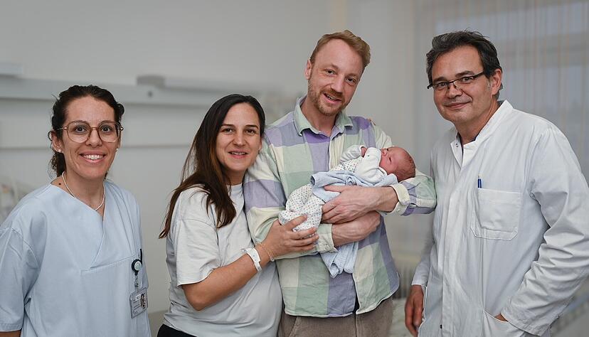 Mit den Eltern des kleinen Noel Josef freuen sich Kinderkrankenschwester Nina Worms (links) und Oberarzt Ervin Sadetin. Mit den Eltern des kleinen Noel Josef freuen sich Kinderkrankenschwester Nina Worms (links) und Oberarzt Ervin Sadetin.