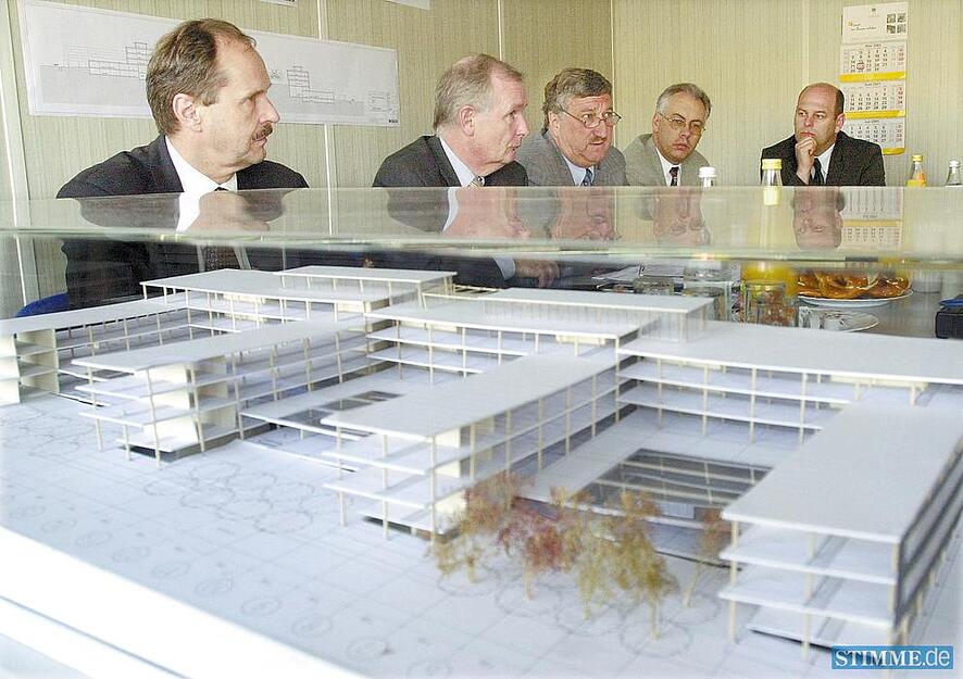 1999 gab es erste Gespräche zwischen Unternehmen und Gemeinde, 2000 fiel die Entscheidung Boschs für Abstatt. Bei der Pressekonferenz zum Baubeginn im Mai 2001 ist ein Modell des künftigen Standorts zu sehen. 1999 gab es erste Gespräche zwischen Unternehmen und Gemeinde, 2000 fiel die Entscheidung Boschs für Abstatt. Bei der Pressekonferenz zum Baubeginn im Mai 2001 ist ein Modell des künftigen Standorts zu sehen.