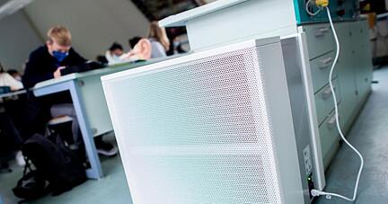 Ein Luftfilterger&auml;t steht in einem Fachraum eines Gymnasiums.