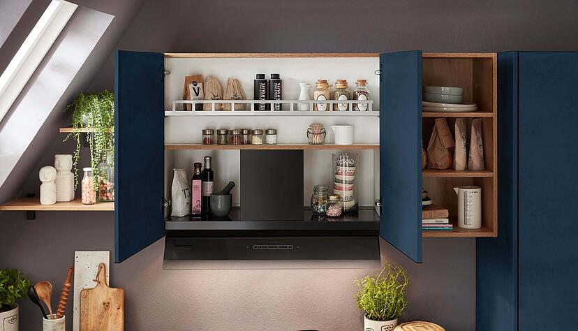 Dezent verschwindet der Korpus der Haube im K&uuml;chenschrank.