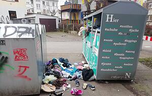 Auch wenn die Stadt fast täglich die Müll- und Altkleider-Container leert, kommt es auch hier häufig zu Verschmutzungen – wie zum Beispiel in der Heilbronner Steinstraße. Auch wenn die Stadt fast täglich die Müll- und Altkleider-Container leert, kommt es auch hier häufig zu Verschmutzungen – wie zum Beispiel in der Heilbronner Steinstraße.