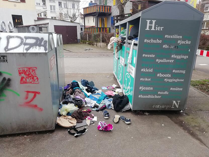 Auch wenn die Stadt fast täglich die Müll- und Altkleider-Container leert, kommt es auch hier häufig zu Verschmutzungen – wie zum Beispiel in der Heilbronner Steinstraße.