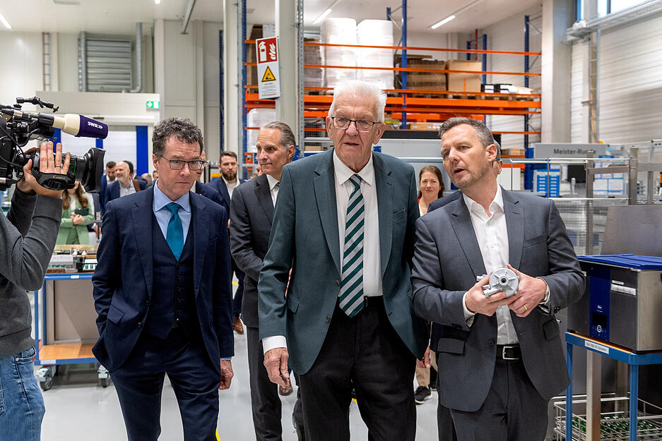 Bei einem Rundgang durch das Technikum lässt sich Ministerpräsident Winfried Kretschmann die Anlagen erklären.