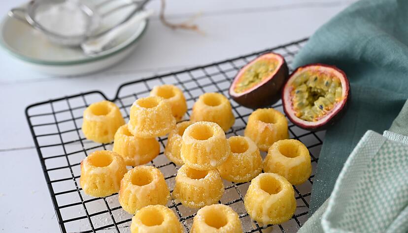 Mini, süß und sonnig: Die Mini-Guglhupf werden nicht mit Milch, sondern mit Buttermilch gebacken. So werden sie schön saftig. Mini, süß und sonnig: Die Mini-Guglhupf werden nicht mit Milch, sondern mit Buttermilch gebacken. So werden sie schön saftig.