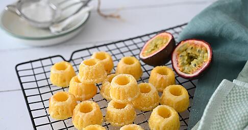 Mini, süß und sonnig: Die Mini-Guglhupf werden nicht mit Milch, sondern mit Buttermilch gebacken. So werden sie schön saftig. Mini, süß und sonnig: Die Mini-Guglhupf werden nicht mit Milch, sondern mit Buttermilch gebacken. So werden sie schön saftig.