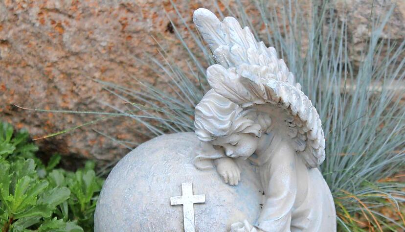 Ein Engel aus Stein ziert das Grab des Vaters. Die 20 Jahre alte Sina Meert lebt in der Nähe von Schorndorf und hat den Vater in der Nähe ihres Wohnortes begraben lassen. "Ich will ihn in der Nähe haben", sagt sie.Foto: Heike Kinkopf Ein Engel aus Stein ziert das Grab des Vaters. Die 20 Jahre alte Sina Meert lebt in der Nähe von Schorndorf und hat den Vater in der Nähe ihres Wohnortes begraben lassen. "Ich will ihn in der Nähe haben", sagt sie.Foto: Heike Kinkopf