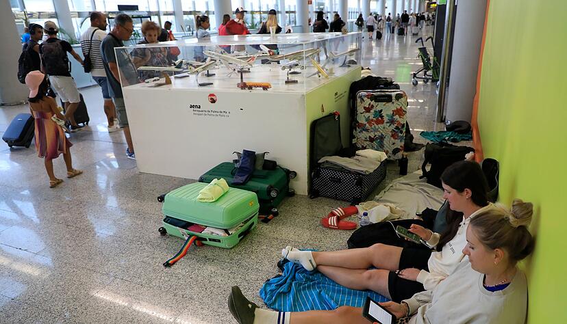 Reisende strandeten auf dem Flughafen und mussten die Nacht auf Decken und Luftmatratzen verbringen. Reisende strandeten auf dem Flughafen und mussten die Nacht auf Decken und Luftmatratzen verbringen.