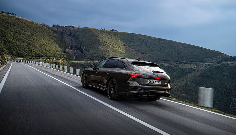 Der Audi A6 Avant bietet hohen Abrollkomfort und eine hervorragende Stabilität bei höchsten Geschwindigkeiten. Dazu passt die präzise Lenkung, die dem Fahrer stets eine gute Rückmeldung gibt. Der Audi A6 Avant bietet hohen Abrollkomfort und eine hervorragende Stabilität bei höchsten Geschwindigkeiten. Dazu passt die präzise Lenkung, die dem Fahrer stets eine gute Rückmeldung gibt.