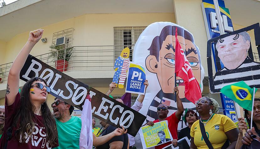 Menschen protestieren gegen Bolsonaro. (Archivbild)
