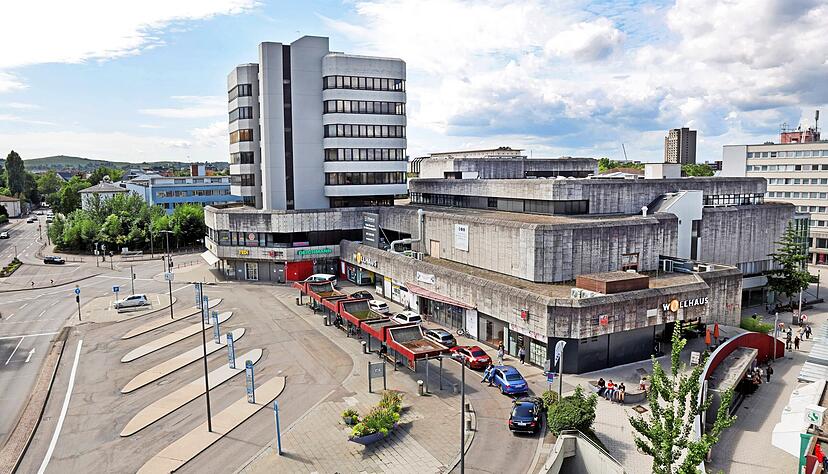 Das Heilbronner Wollhauszentrum wurde 1975 fertiggestellt. Anfangs galt es als Erfolgsmodell, heute als städtebauliche Problemzone.
Fotos: Ralf Seidel