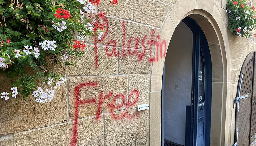 Ein Schriftzug am Eingang des Möckmühler Rathauses. Ein Schriftzug am Eingang des Möckmühler Rathauses.