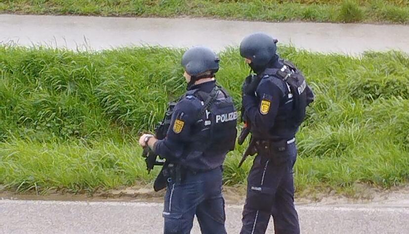 Beamte eines Sondereinsatzkommandos (SEK) der Polizei waren am Donnerstag, 4. April, in Eppingen im Einsatz. Beamte eines Sondereinsatzkommandos (SEK) der Polizei waren am Donnerstag, 4. April, in Eppingen im Einsatz.
