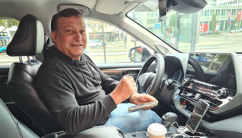 Taxifahrer Farooq Mohammad aus Heilbronn versucht Beleidigungen zu ignorieren – dieser hässliche Teil gehöre zum Job dazu. Taxifahrer Farooq Mohammad aus Heilbronn versucht Beleidigungen zu ignorieren – dieser hässliche Teil gehöre zum Job dazu.