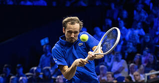 Tennisprofi Daniil Medwedew gewinnt das ATP-Turnier in Dubai und sitzt nach der Nahost-Eskaltion nun in einem Hotel fest.