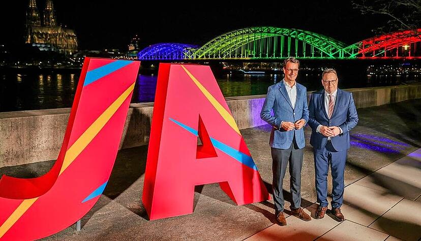 Nordrhein-Westfalens Ministerpr&auml;sident Hendrik W&uuml;st (links) und der K&ouml;lner Oberb&uuml;rgermeister Torsten Burmester freuen sich &uuml;ber das positive Votum aus der Bev&ouml;lkerung.