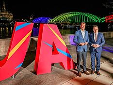 Nordrhein-Westfalens Ministerpr&auml;sident Hendrik W&uuml;st (links) und der K&ouml;lner Oberb&uuml;rgermeister Torsten Burmester freuen sich &uuml;ber das positive Votum aus der Bev&ouml;lkerung.