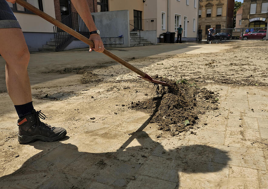 Aufr&auml;umarbeiten nach dem Unwetter