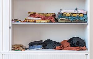 Aufgeräumt: In einem Büroschrank lagern Gebetsteppiche und -schriften von Muslimen. Foto: Mario Berger Aufgeräumt: In einem Büroschrank lagern Gebetsteppiche und -schriften von Muslimen. Foto: Mario Berger