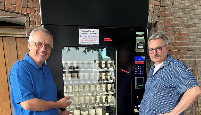Matthias Schmidt (links) und Thorsten Gleichauf vor ihrem Eisautomaten, den sie in Schozach neben dem Hofladen der Familie Sauer aufgestellt haben.
Foto: Kostner