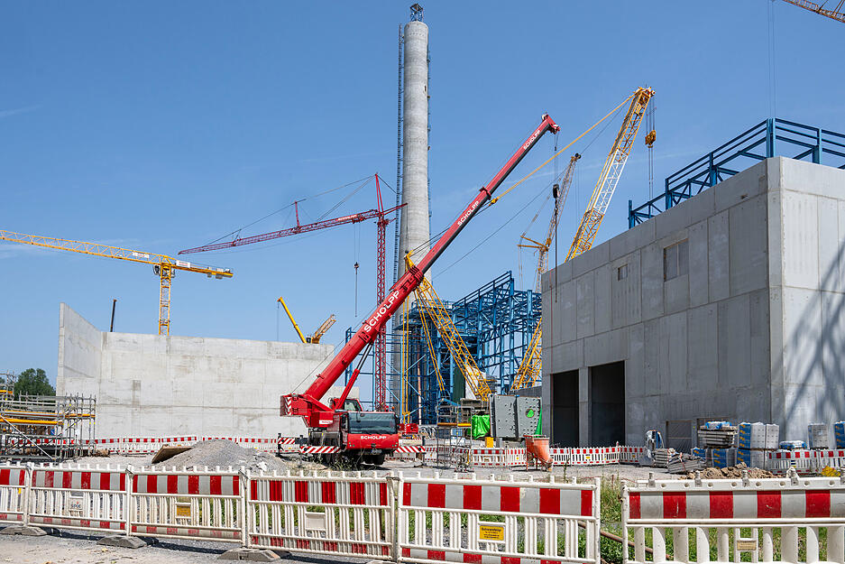 Die Gasturbine ist seit Freitag im Kraftwerk Heilbronn eingebaut. Doch die Bauarbeiten gehen weiter.