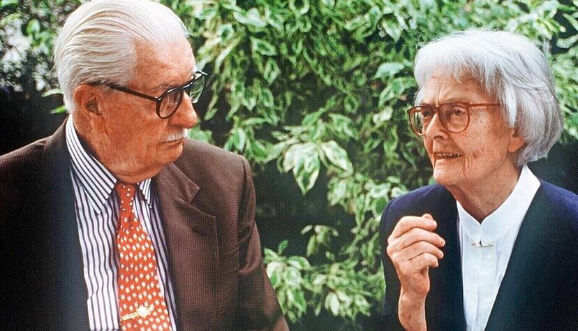 W&auml;hrend eines Deutschlandbesuchs 1994 traf US-Comiclegende und Entenhausen-Sch&ouml;pfer Carl Barks in M&uuml;nchen auf &Uuml;bersetzerin Erika Fuchs. Foto: Ehapa Verlag/dpa