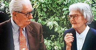 W&auml;hrend eines Deutschlandbesuchs 1994 traf US-Comiclegende und Entenhausen-Sch&ouml;pfer Carl Barks in M&uuml;nchen auf &Uuml;bersetzerin Erika Fuchs. Foto: Ehapa Verlag/dpa