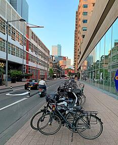 In den Niederlanden, hier Rotterdam, sind meistens Fußgängerweg sowie Straßen für Radfahrer und Autos baulich voneinander getrennt. In den Niederlanden, hier Rotterdam, sind meistens Fußgängerweg sowie Straßen für Radfahrer und Autos baulich voneinander getrennt.