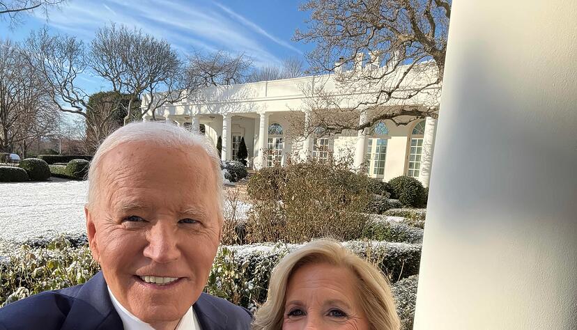 Kurz bevor sie das Wei&szlig;e Haus in Washington verlie&szlig;en: Joe und Jill Biden machen ein Selfie.