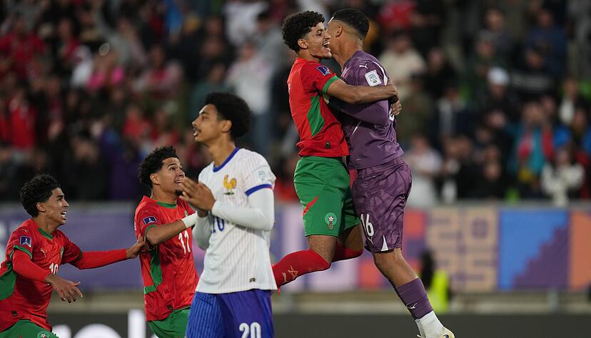 Jubel mit dem Helden des Abends.